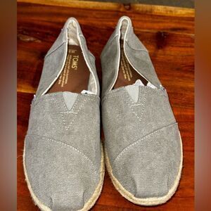 TOMS NOW THATS A WRAP  Gray Slip-On Shoes SZ 9 NWOT